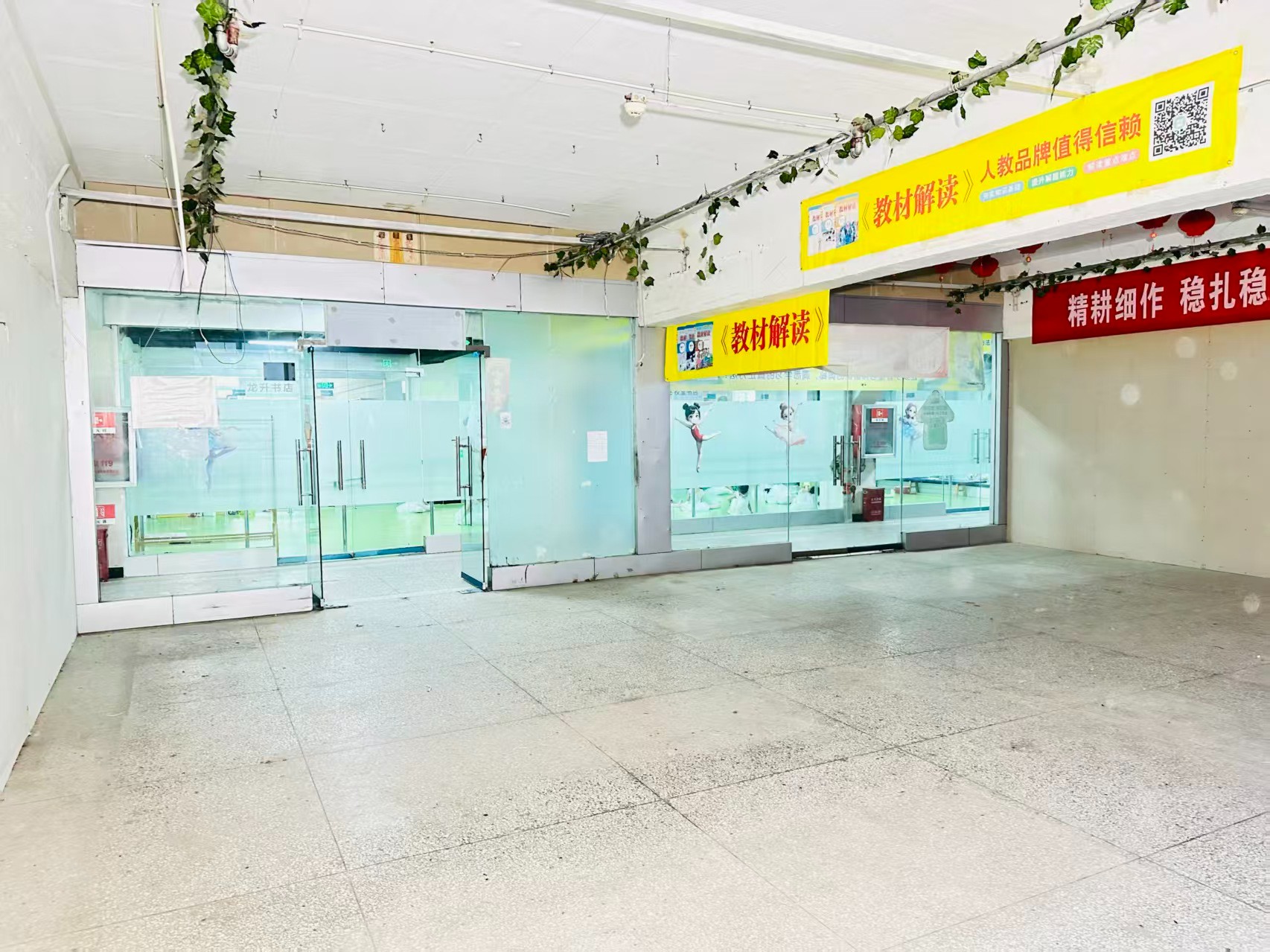 九都东路辅路提供写字楼、商铺、展示空间、直播间等多种面积选择，满足企业办公、研发、展示、运营等多元需求。
