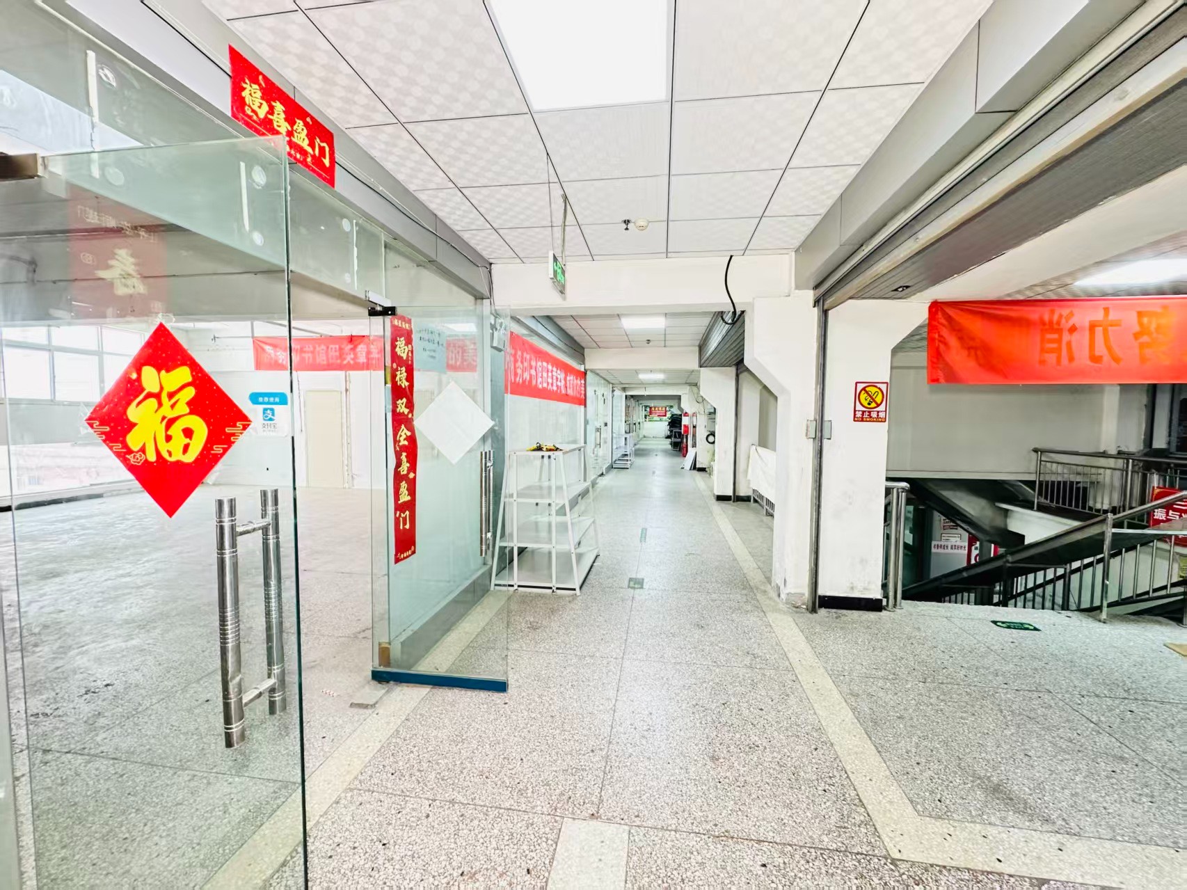 九都东路辅路灵活办公空间，满足企业不同发展阶段需求 ✨ 商业配套完善，助力企业快速成长 ✨ AI产业资源链接，共建创新生态 ✨ 办公、展示、运营一体化空间  现在入驻，抢占AI产业发展新赛道！