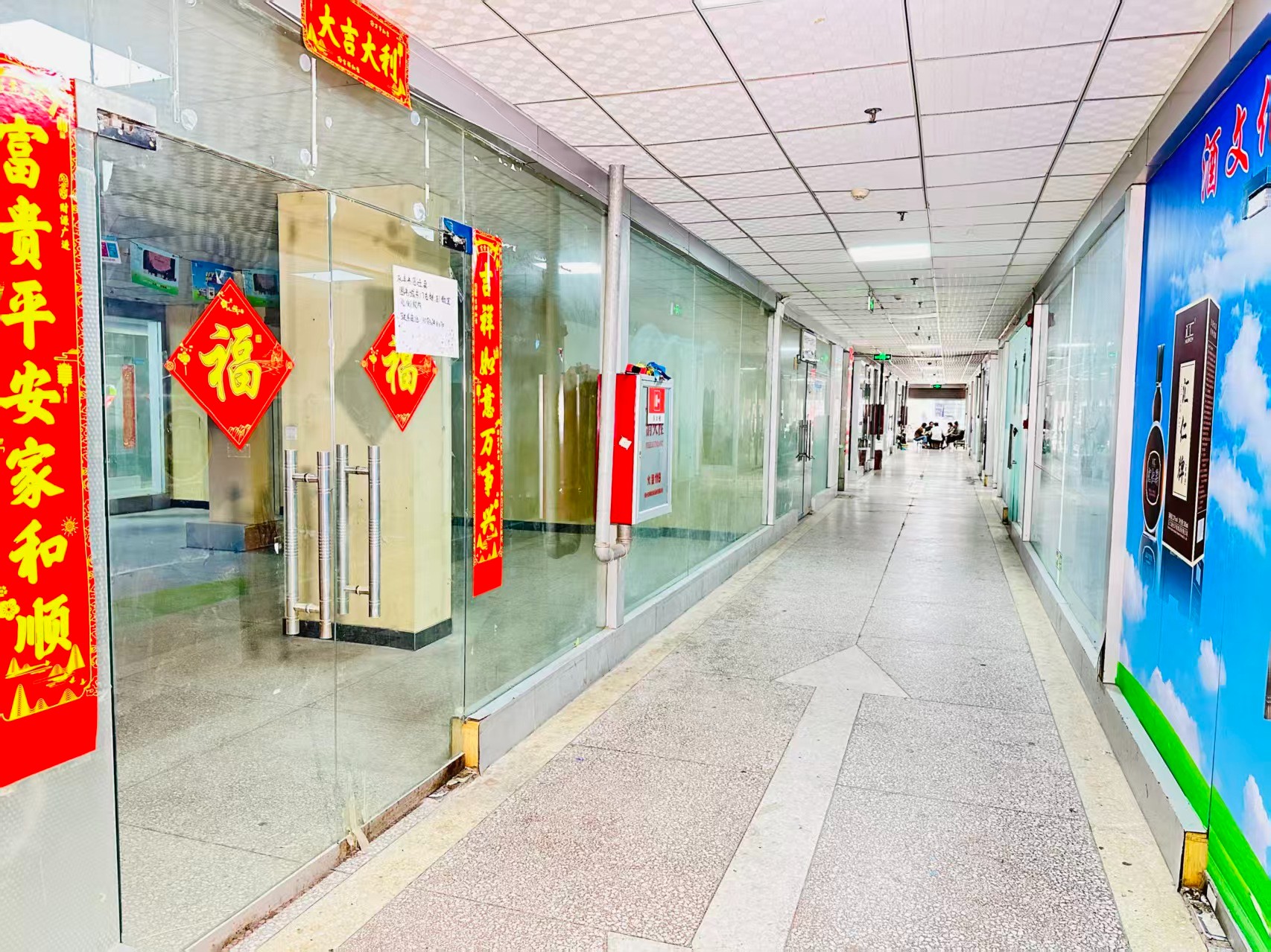 九都东路辅路园区位于洛阳市老城区春都路商贸核心区域，周边商业氛围成熟，交通便利，配套完善。依托传统副食品商贸资源，园区具备良好的经营基础和人气优势，是企业办公、商品展示、批发零售及创业发展的理想选择。_COPY