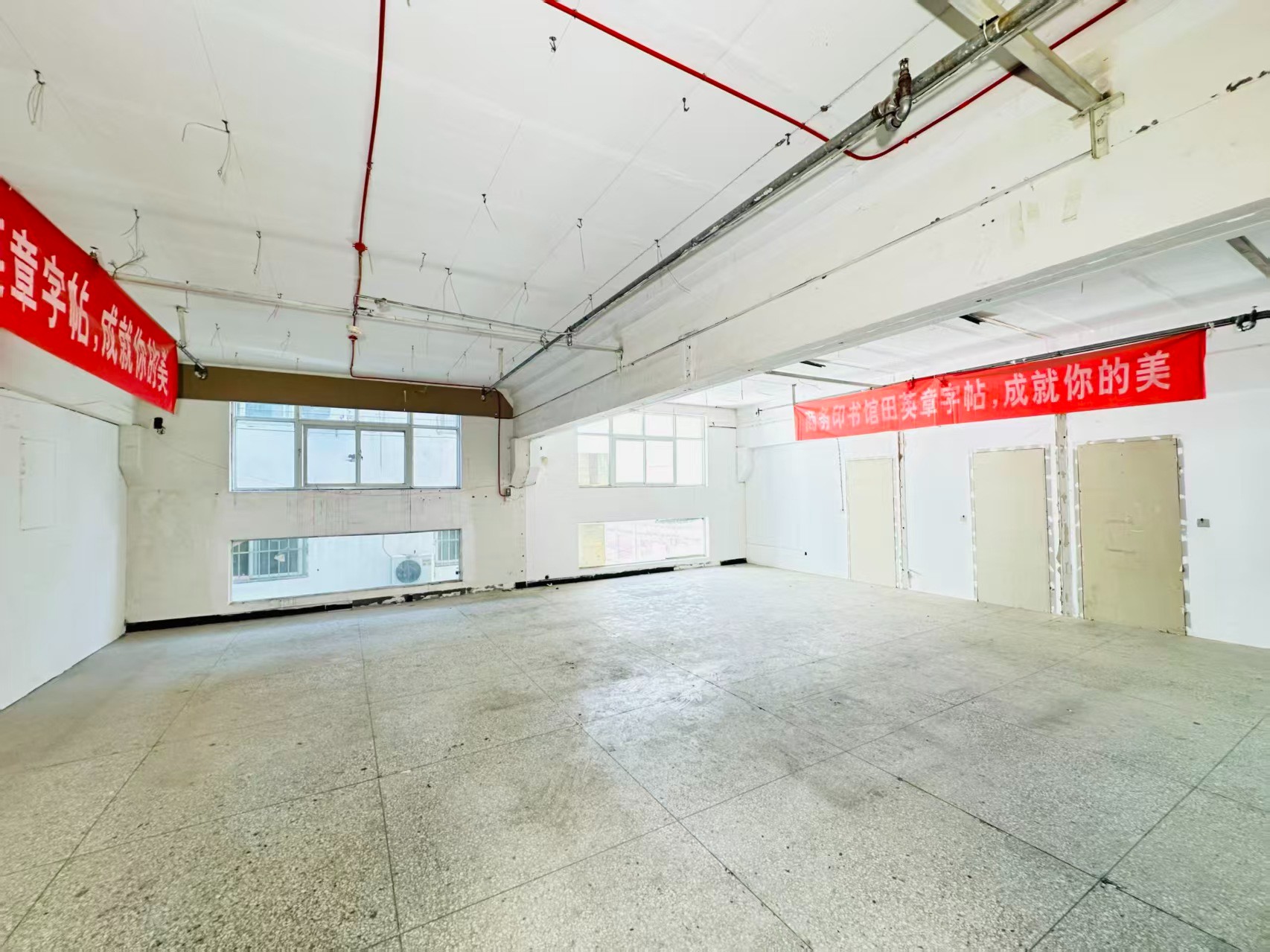 九都东路辅路重点吸引人工智能应用、数字经济、电商直播、智能制造服务、软件开发、科技创新企业及创业团队入驻